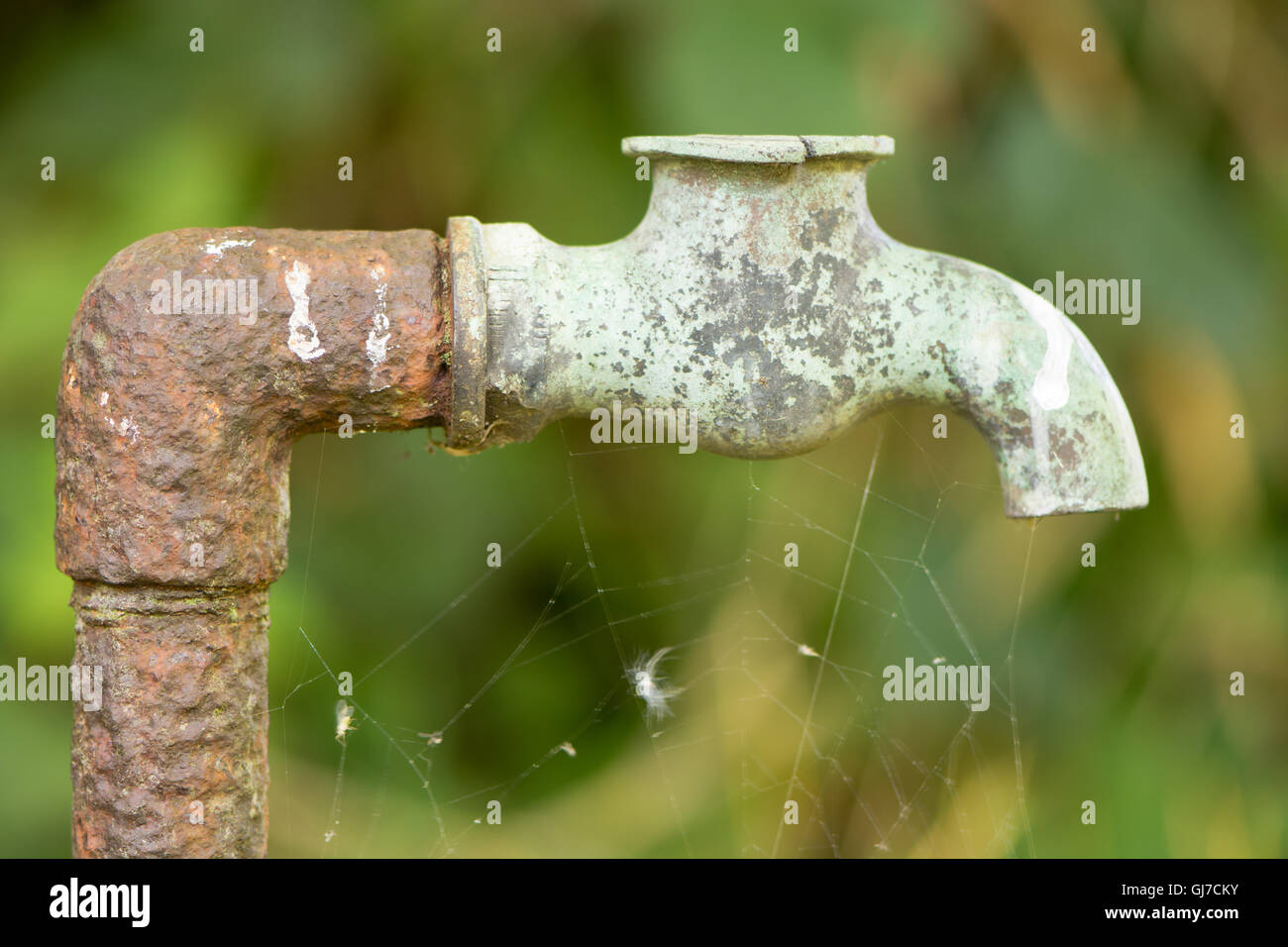 Alte rostige Rohr und gebrochen Kupfer tippen. Outdoor-Sanitär nach vielen Jahren der Witterung, zeigt Korrosion ausgesetzt Stockfoto