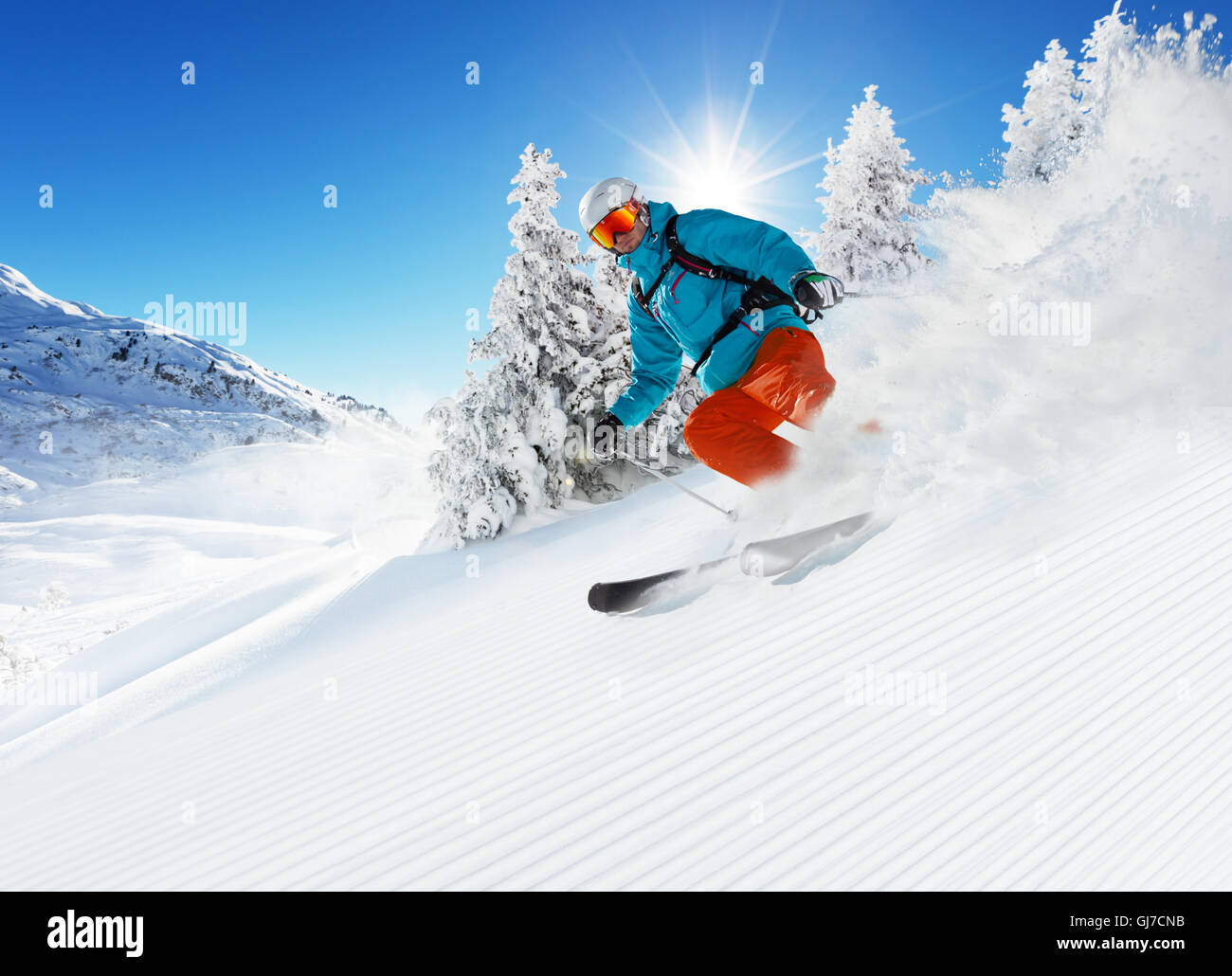 Skifahrer auf der Piste bergab im wunderschönen alpinen Landschaft laufen. Blauen Himmel im Hintergrund. Freiraum für text Stockfoto