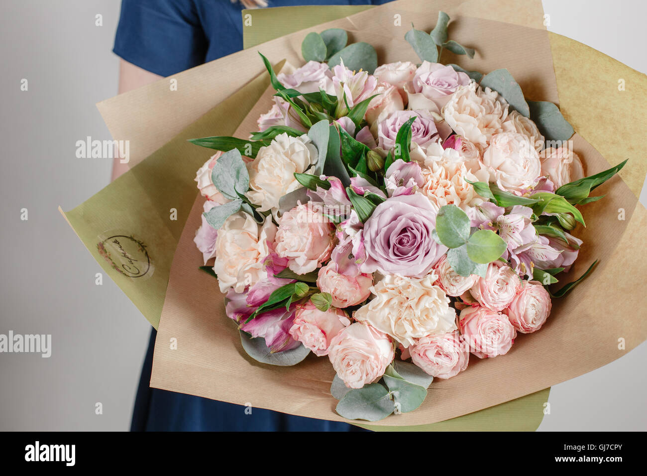 Blumengeschaft Madchen Mit Reichen Haufen Blumen Frischer Fruhlingsstrauss Sommer Hintergrund Junge Frau Blumen Zum Geburtstag Oder Muttertag Stockfotografie Alamy