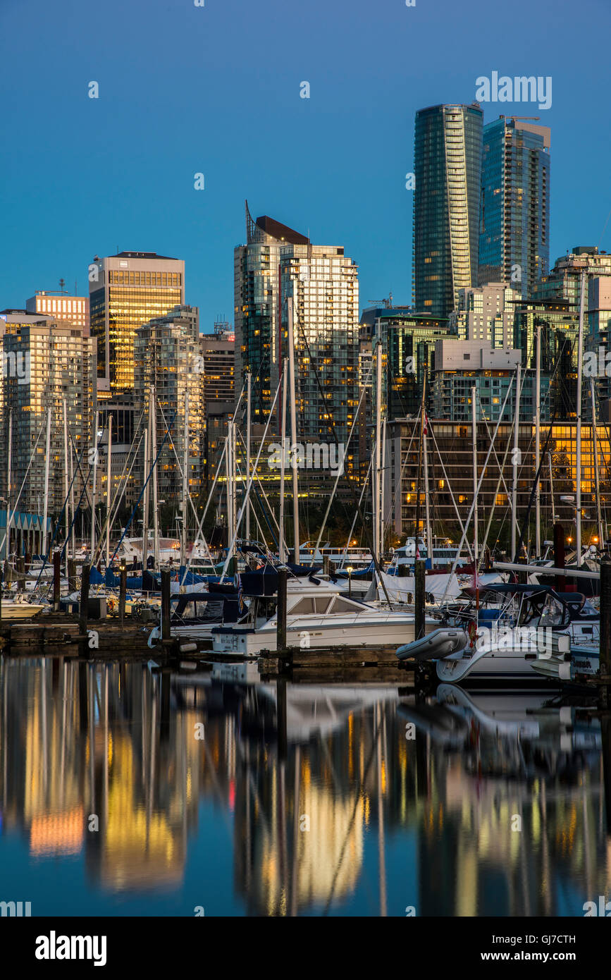 Die Skyline der Stadt in der Dämmerung, Vancouver, Britisch-Kolumbien, Kanada Stockfoto