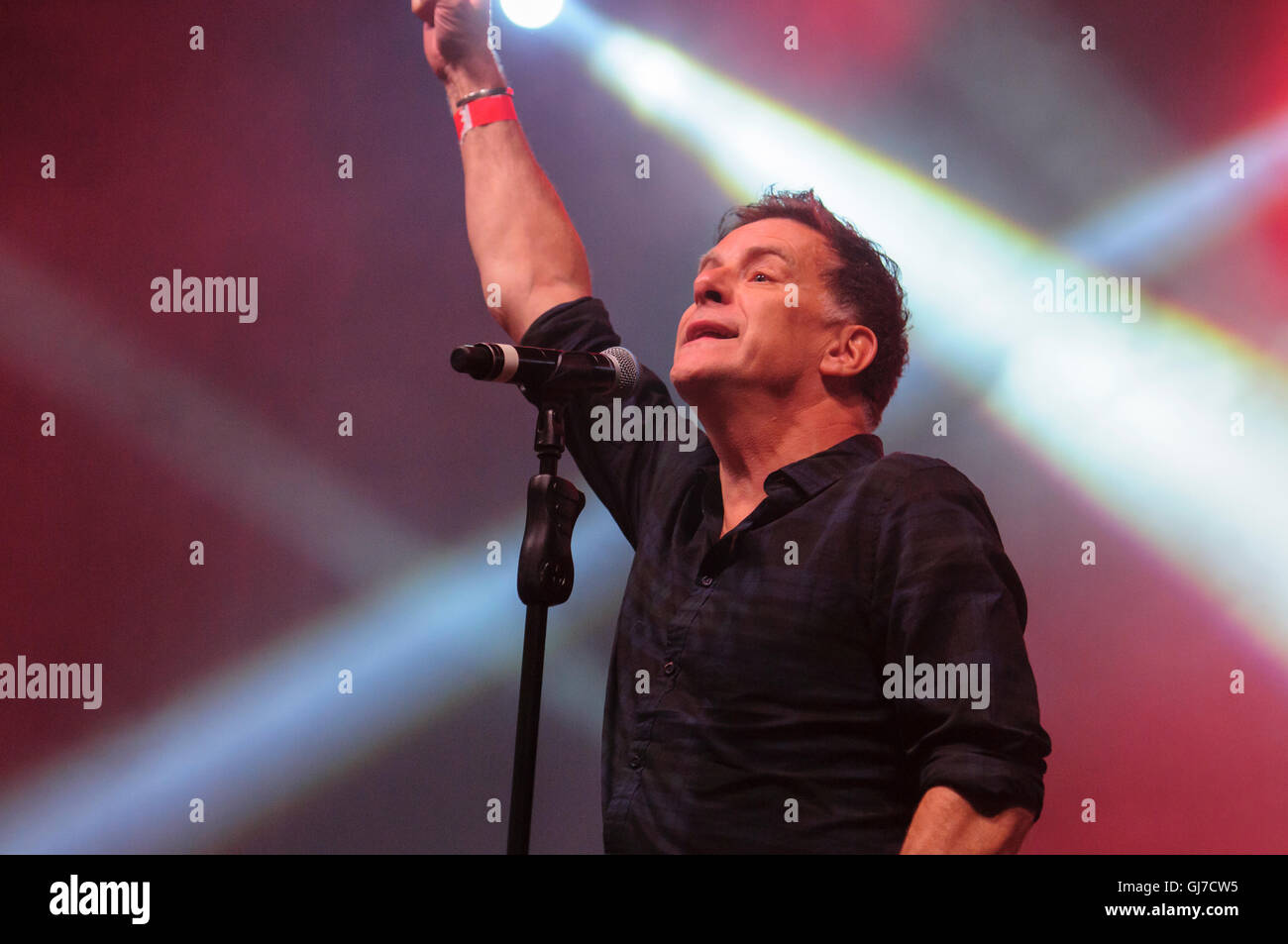 Belfast, Nordirland. 13. August 2016 - Lead-Sänger Ricky Ross von der schottischen Band Deacon Blue auf Feile eine Phobail Stockfoto