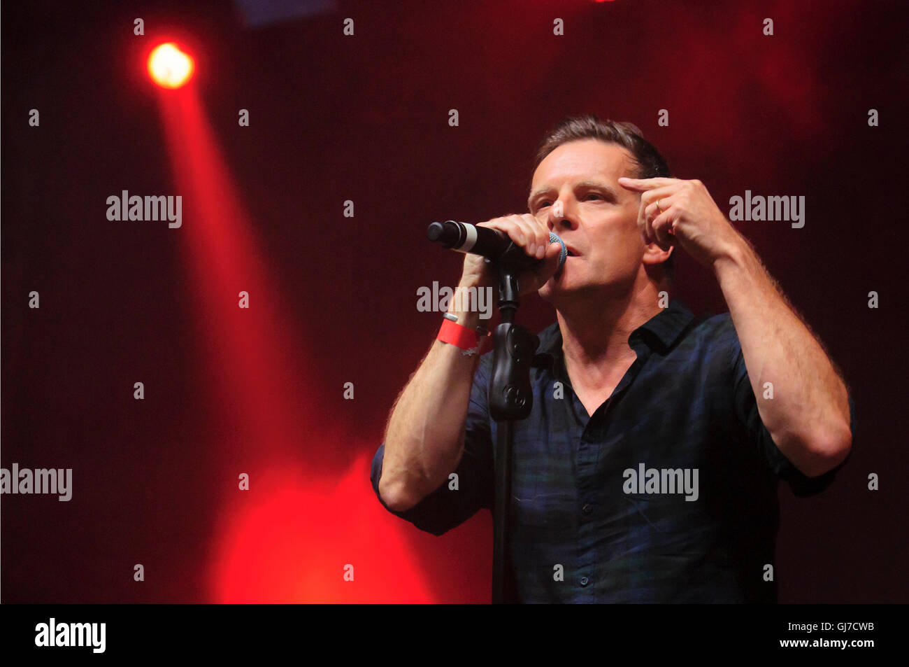 Belfast, Nordirland. 13. August 2016 - Lead-Sänger Ricky Ross von der schottischen Band Deacon Blue auf Feile eine Phobail Stockfoto