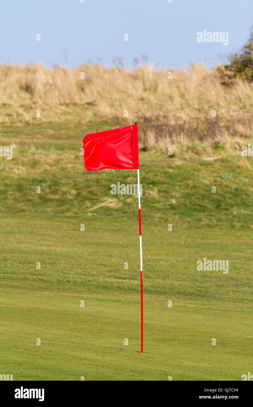 Roter Golfflagge auf einem Meer-Links-Course in Großbritannien Stockfoto