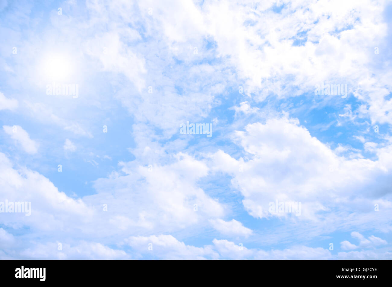 Sonniger Tag mit blauem Himmelshintergrund. Sommerhimmel mit Wolken. Stockfoto
