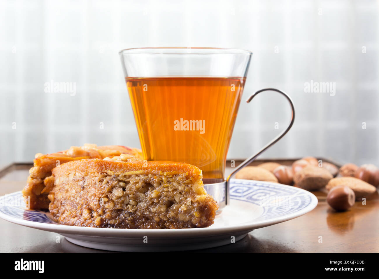 Baklava, Tasse Tee und Nüssen auf Café-Tisch oder Alter Couchtisch Stockfoto