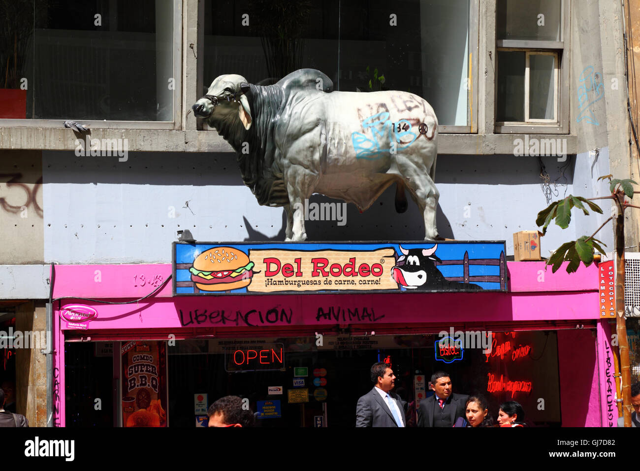 Animal Liberation Graffiti am Eingang des Del Rodeo Hamburger Café, Bogotá, Kolumbien Stockfoto