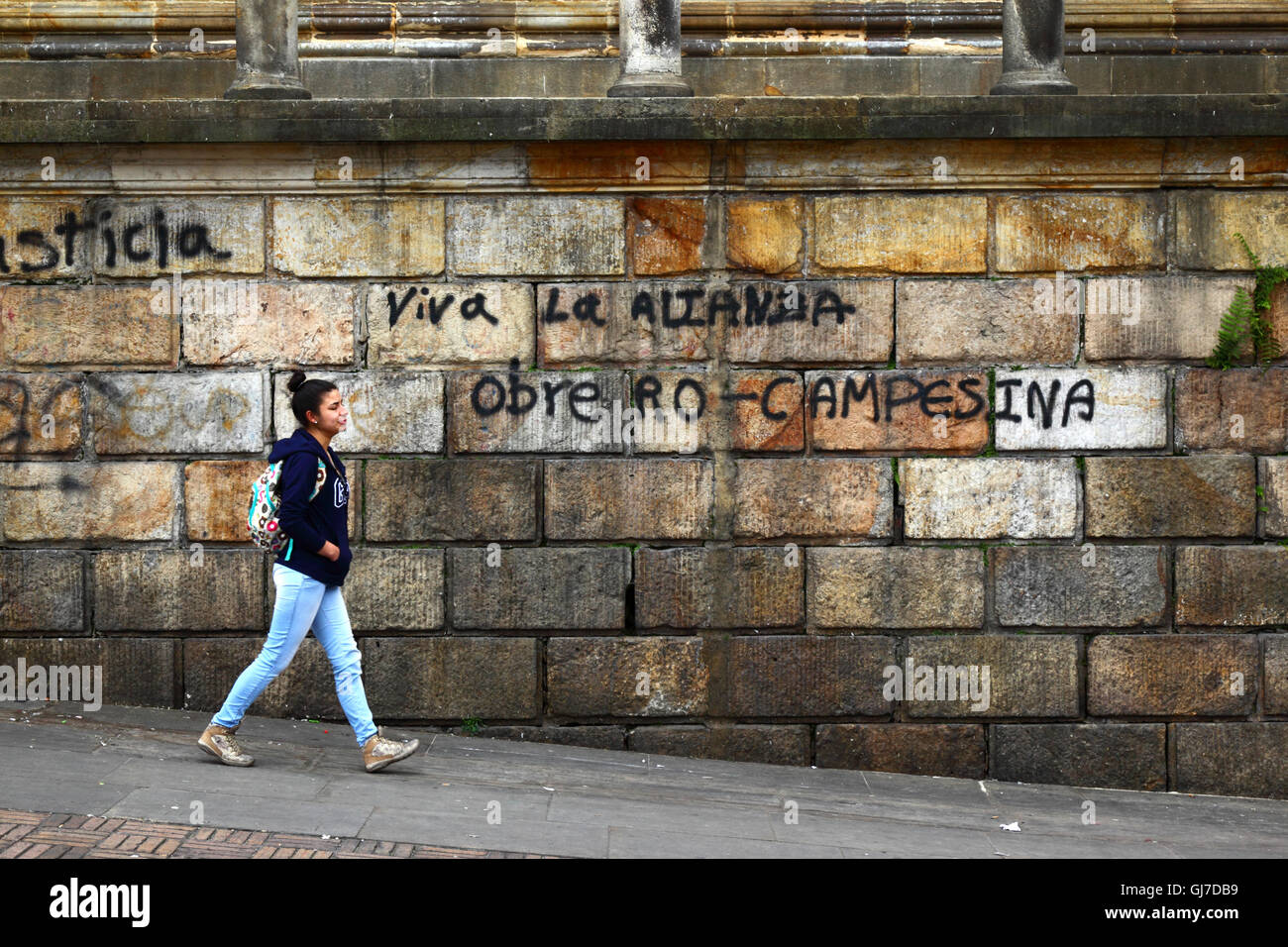 Lang lebe die Arbeitskraft Bauer Allianz Graffiti auf Steinwand, Plaza Bolivar, Bogota, Kolumbien Stockfoto