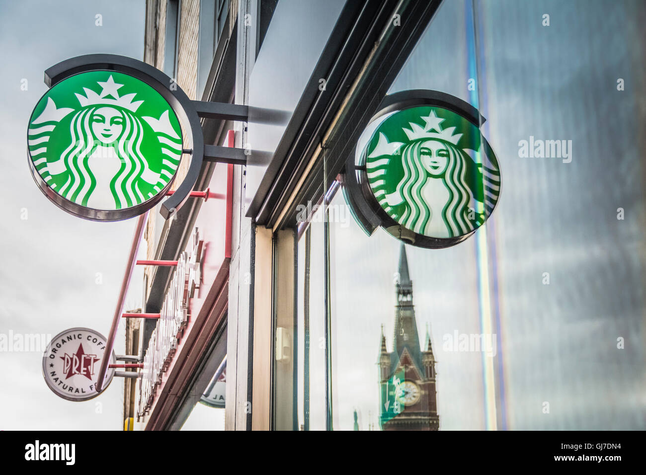 Starbucks und Pret Zeichen außerhalb der Kings Cross Station in Kings Cross, London, Vereinigtes Königreich. Stockfoto