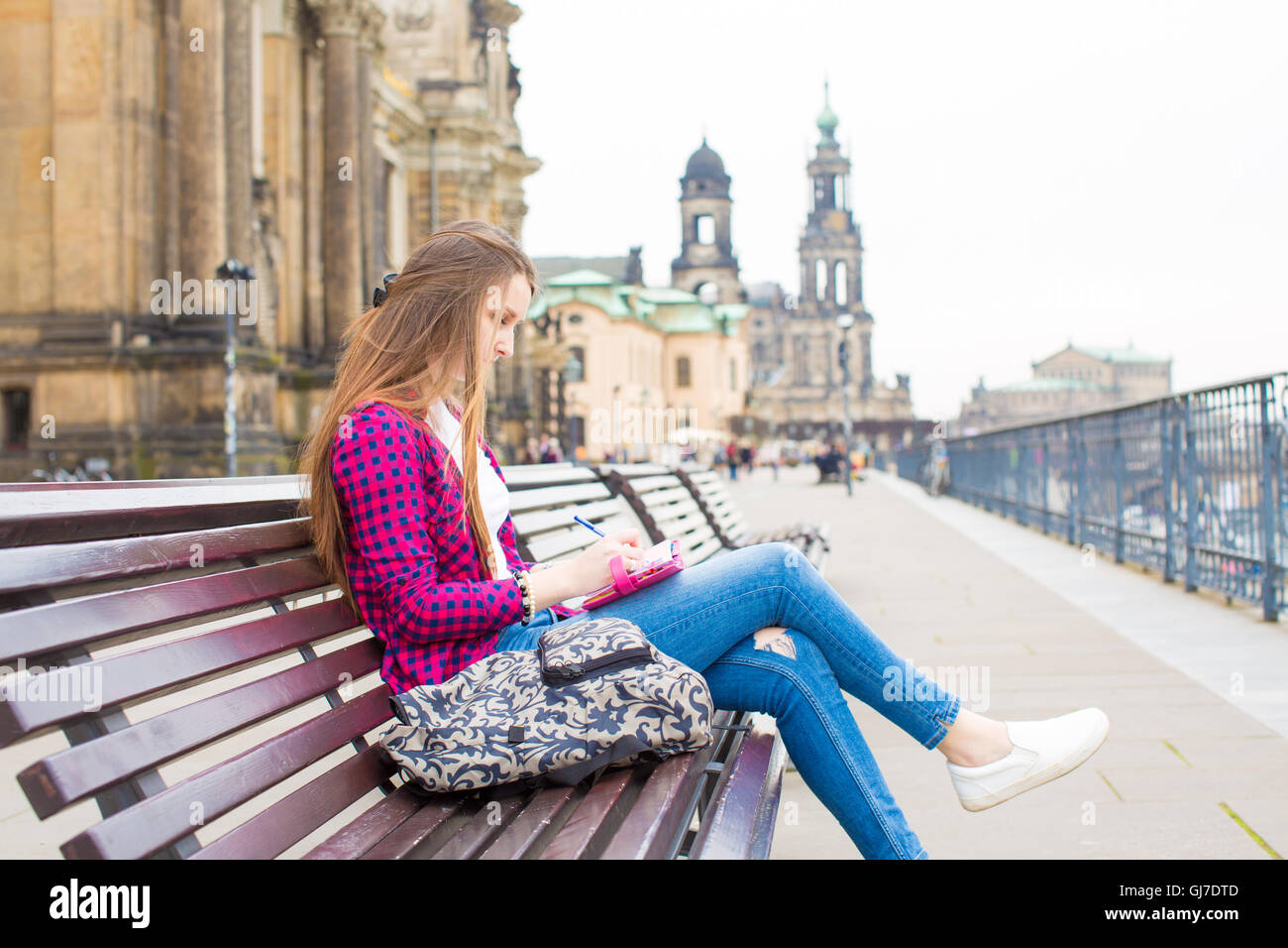Frau touristischen schreibt seine Eindrücke in einem Tagebuch, Dresden, Deutschland Stockfoto