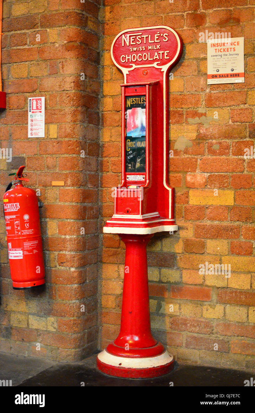 Vintage Nestlé ist Schokoriegel Dispenser an der National Railway Museum, York City, Yorkshire, England, UK Stockfoto