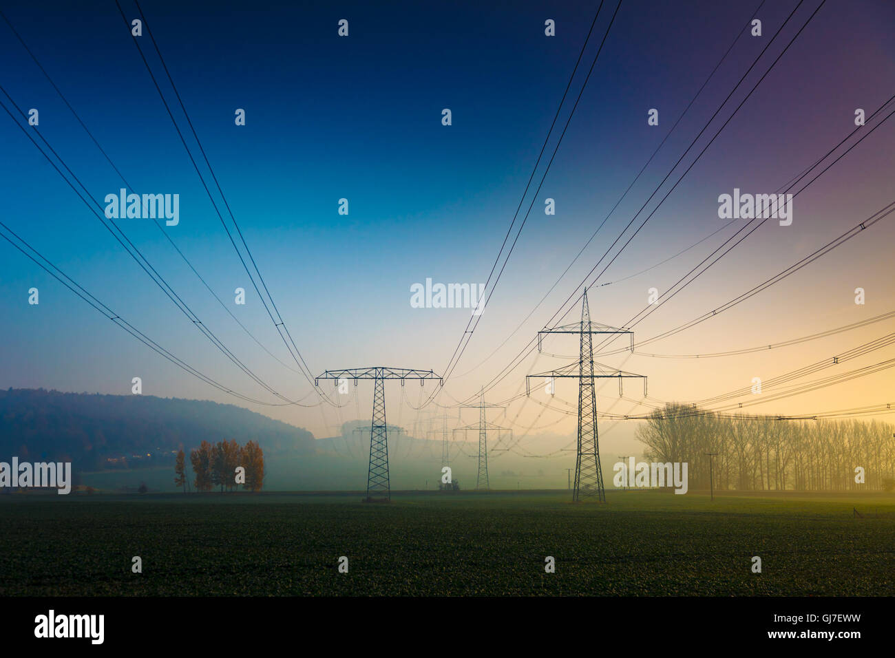 Elektrischen Stromleitung in nebligen Morgen Stockfoto