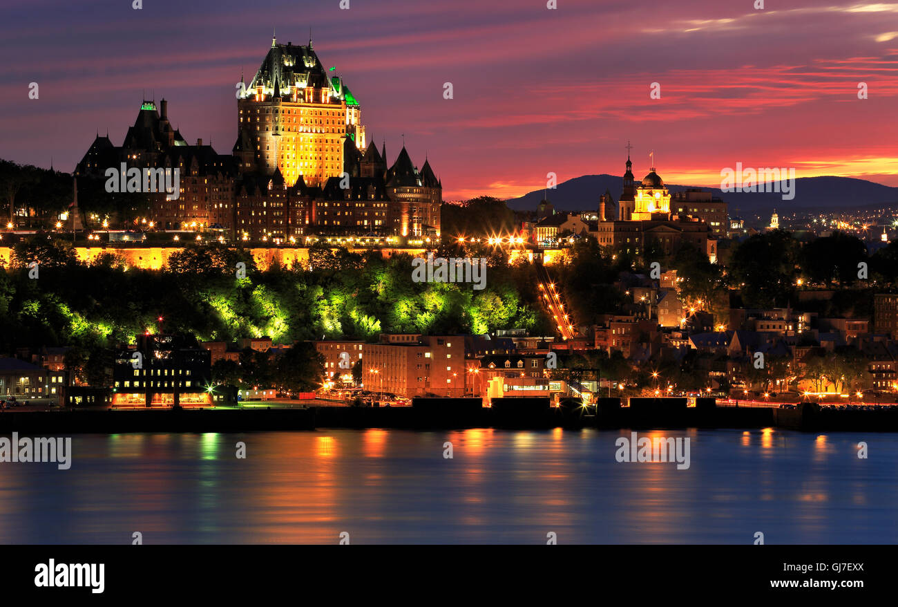 Quebec City Skyline bei Sonnenuntergang und Saint Lawrence River, Kanada Stockfoto