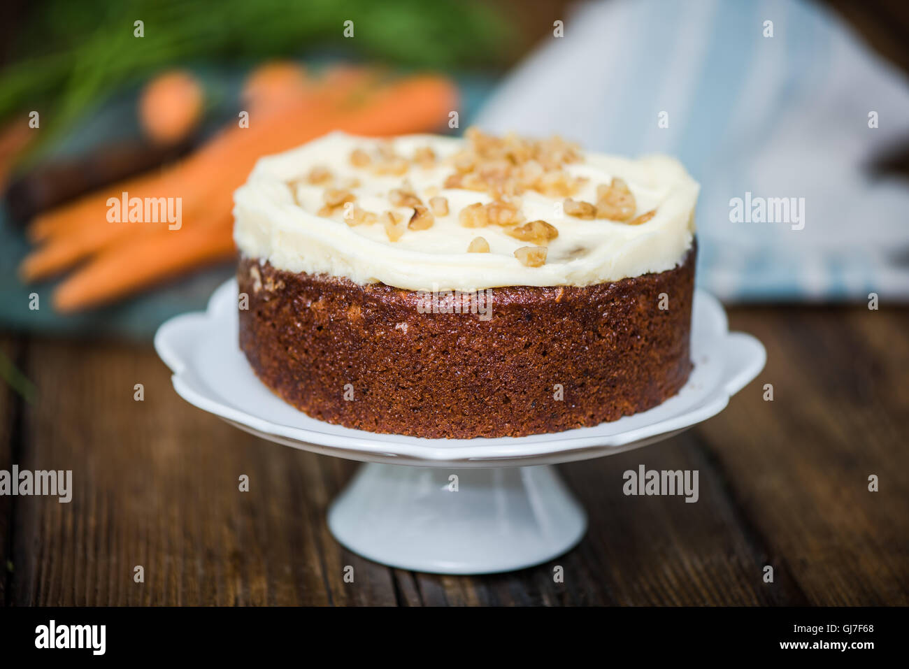 hausgemachte frische Karotte-Kuchen mit Puderzucker Dekorationen Stockfoto