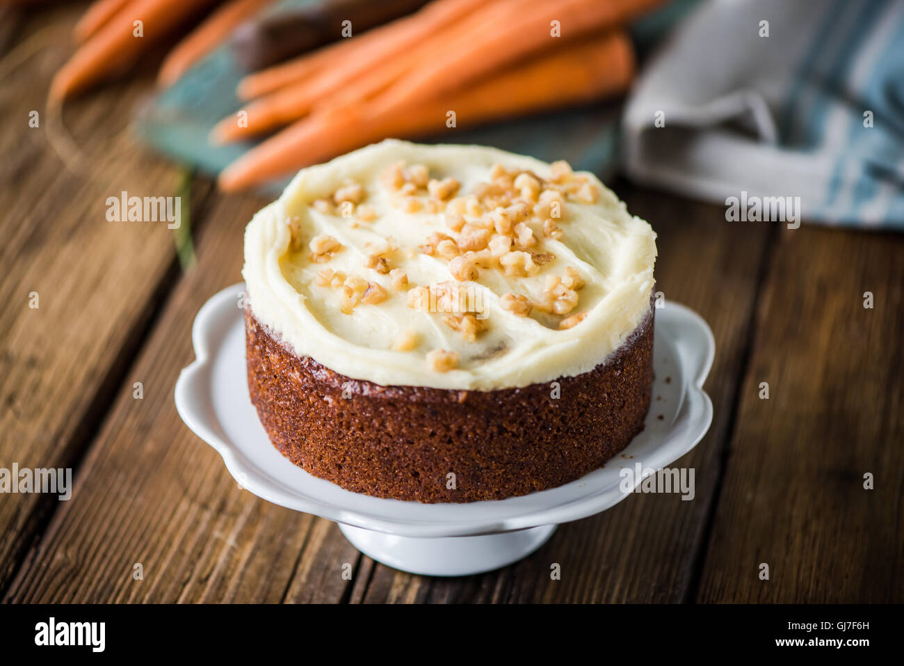 hausgemachte frische Karotte-Kuchen mit Puderzucker Dekorationen Stockfoto