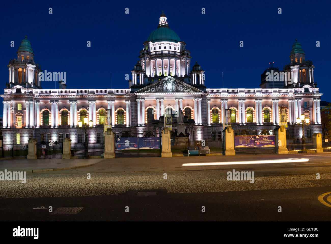 Das Rathaus, entworfen vom Londoner Architekten Alfred Brumwell Thomas, wurde 1906 in Belfast eröffnet Stockfoto