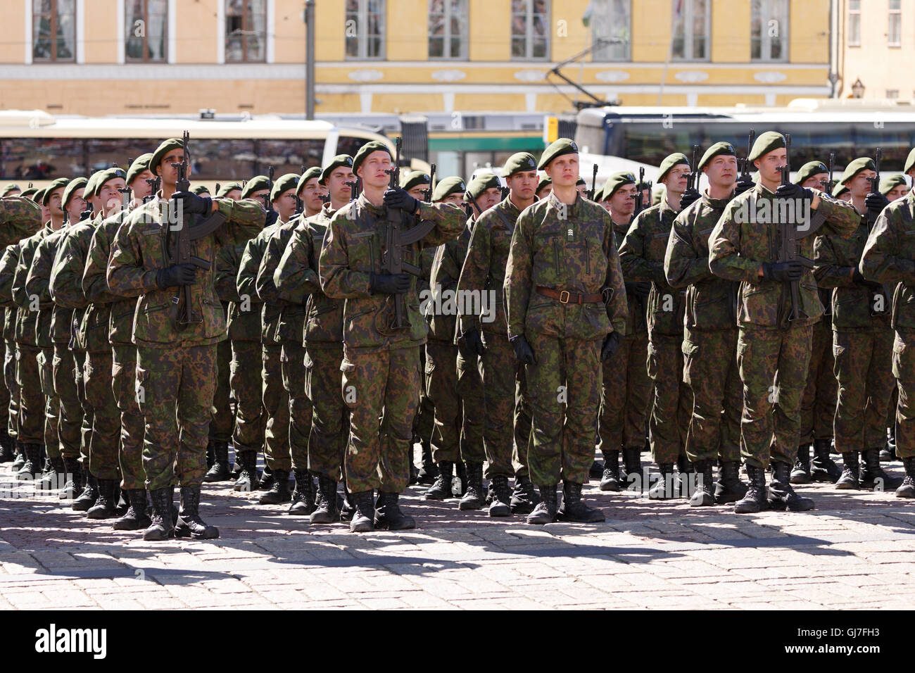 Wehrpflichtige des Regiments Garde Jaeger in der Öffentlichkeit ihren militärischen Eid geben, Finnland loyal zu allen Zeiten zu dienen. Stockfoto