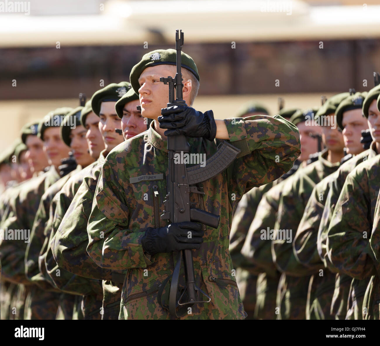 Wehrpflichtige des Regiments Garde Jaeger in der Öffentlichkeit ihren militärischen Eid geben, Finnland loyal zu allen Zeiten zu dienen. Stockfoto