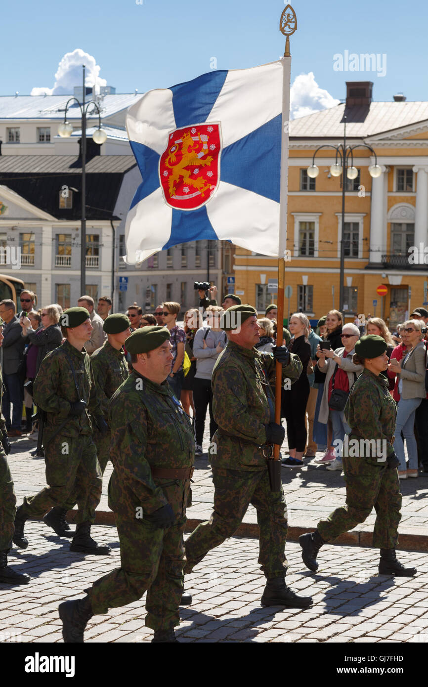 Flagge des Regiments Garde Jaeger ist feierlich vor der finnischen Wehrpflichtigen zu geben, ihren militärischen Eid durchgeführt. Stockfoto