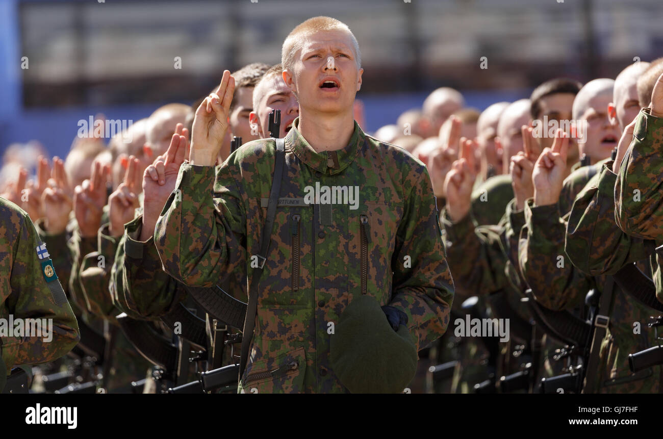Finnische Wehrpflichtige mit entblößten Köpfe geben ihren militärischen Eid in der Öffentlichkeit auf Senat-Quadrat von Helsinki. Stockfoto
