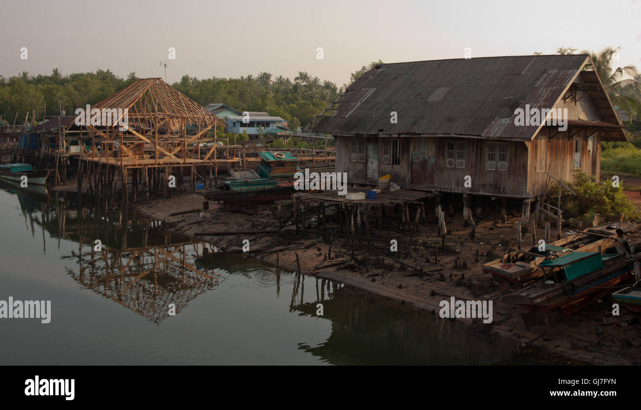 Baustelle der Bintan. Menschen bauen Häuser direkt am Fluss Stockfoto