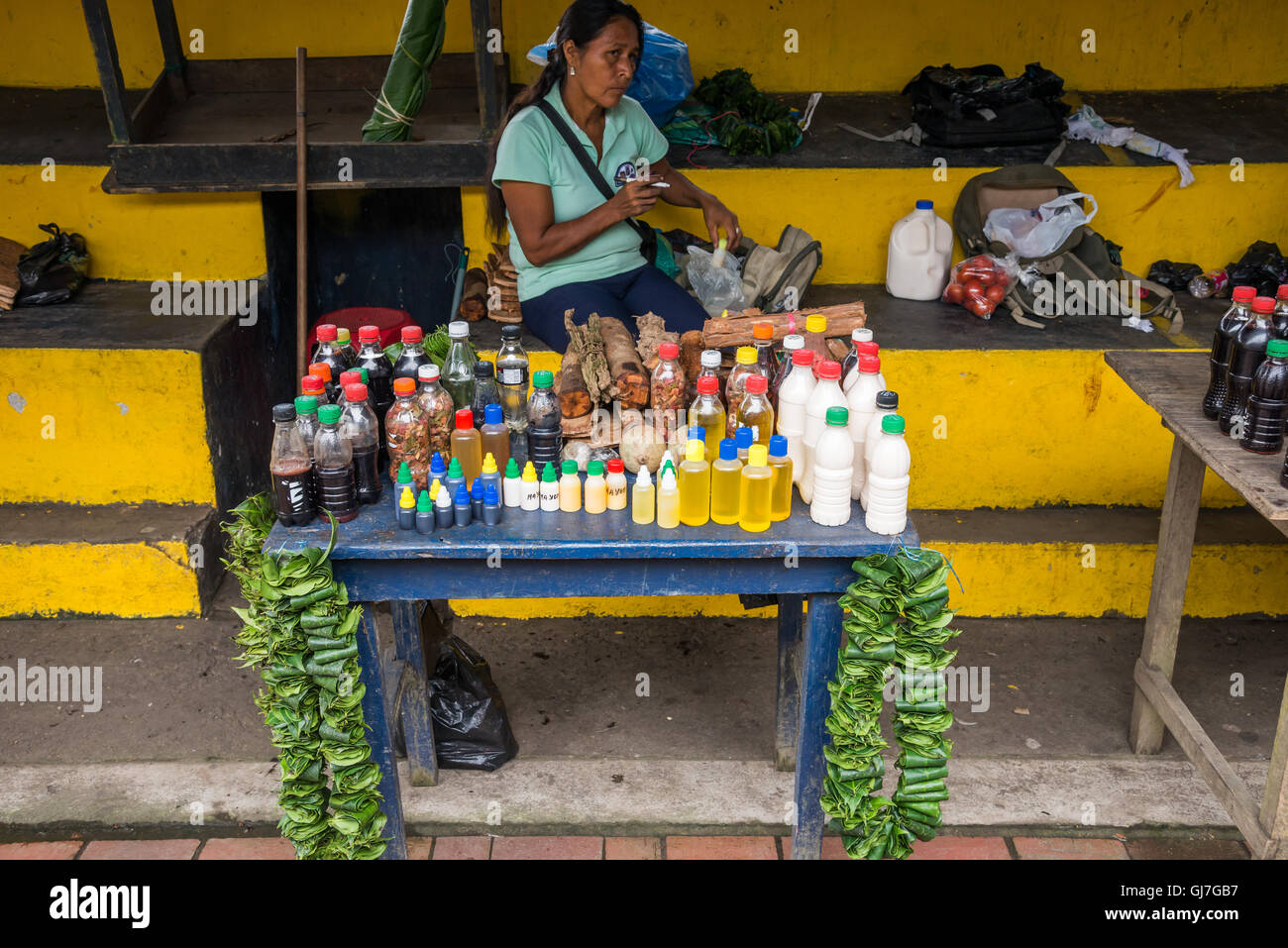 Heimische Pflanzen und Getränke für medizinische Zwecke stehen zum Verkauf auf einem Markt in Coca, die Gateway-Stadt zu den Amazonen. Ecuador. Stockfoto