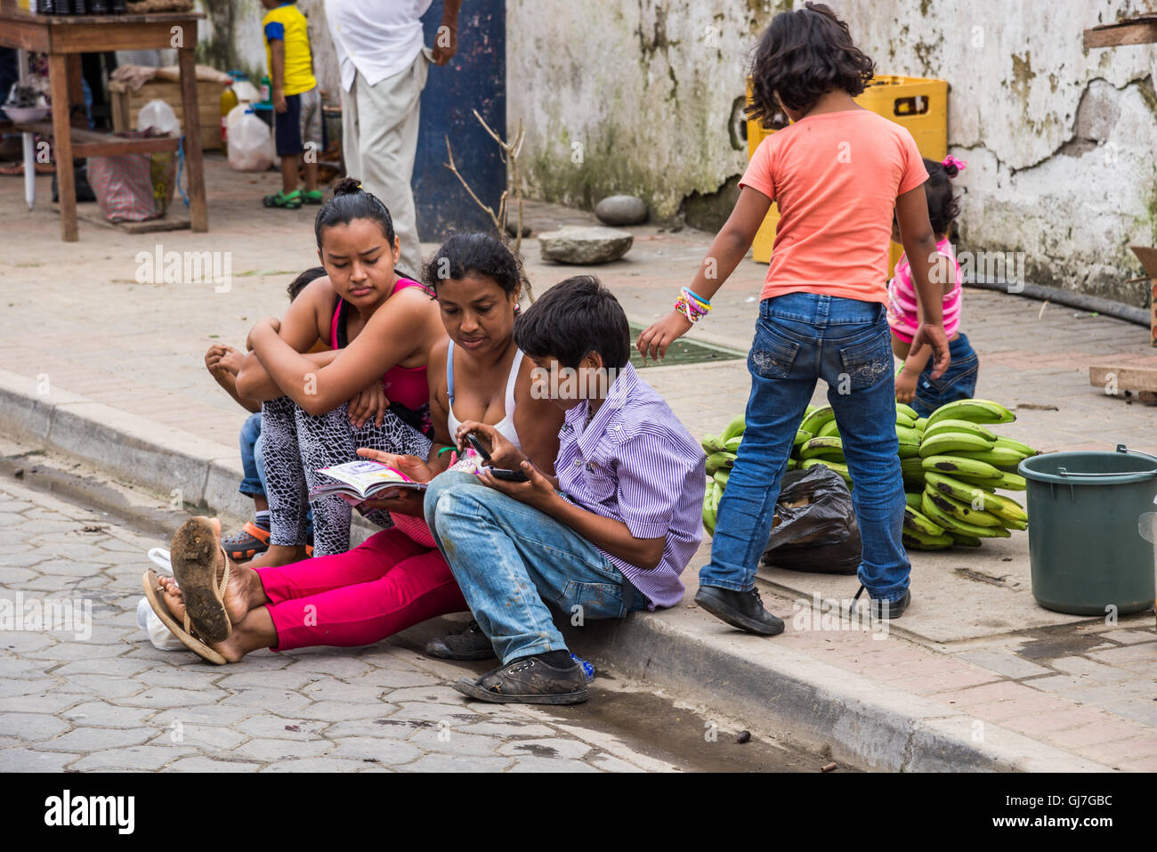 Kinder spielen Spiele auf Handy auf einem lokalen Markt in Coca, die Gateway-Stadt zu den Amazonen. Ecuador, Südamerika. Stockfoto