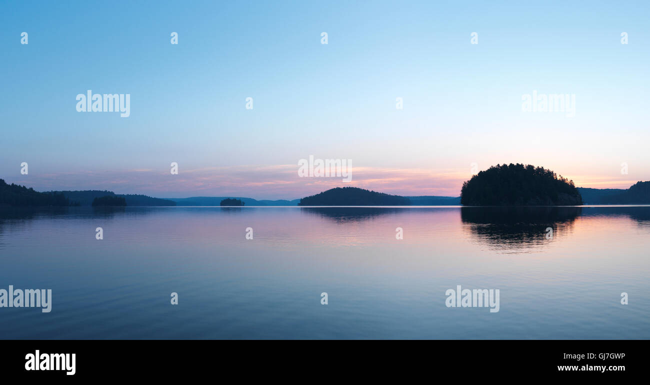 Friedliche Panorama Morgen Dämmerung Naturkulisse von Mary Lake, Hafen Sydney, Muskoka, Ontario, Kanada. Stockfoto