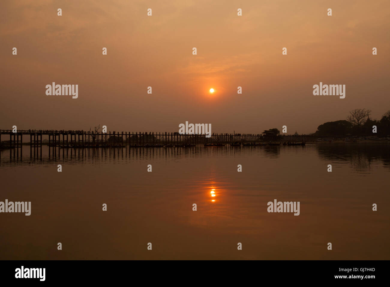 Sonnenuntergang über der historischen hölzernen U Bein Brücke in der Nähe von Mandalay in Burma Stockfoto