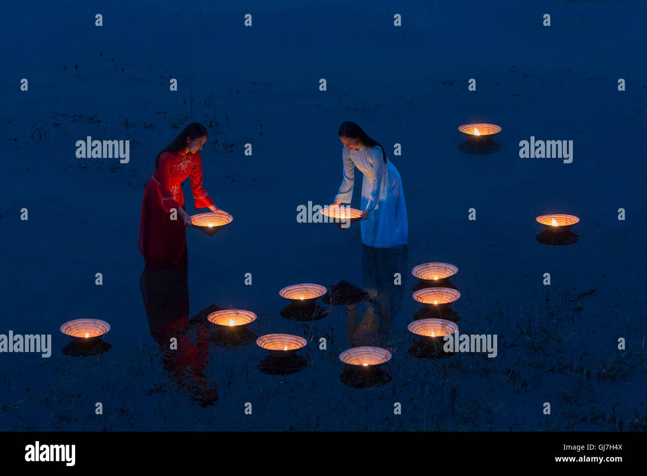 Asien, Lamplighter vietnamesisches Mädchen im Fluss Made aus dem Hut Stockfoto