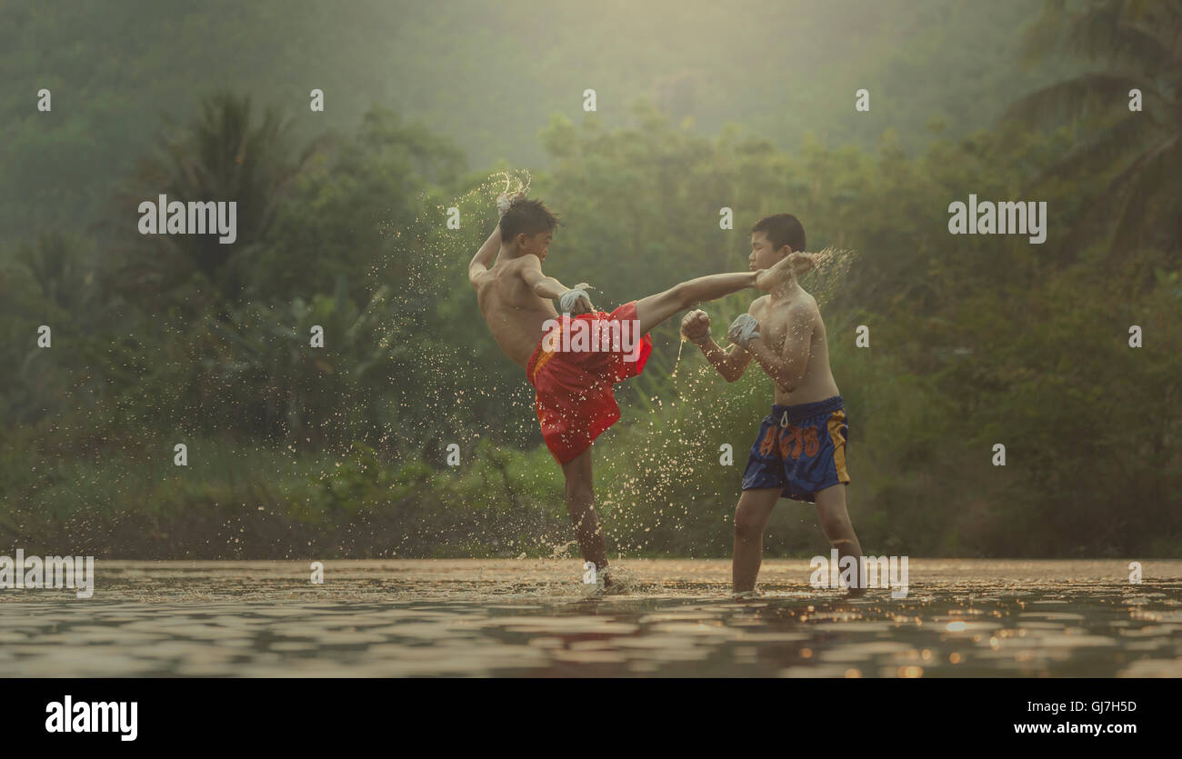 Aktion: Muay Thai im Freien auf den Fluss Hinweis Markierungen in Boxer-Shorts, Muay Thai ist ein Zeichen dafür, dass die Öffentlichkeit nicht Sender Copyrig tut Stockfoto