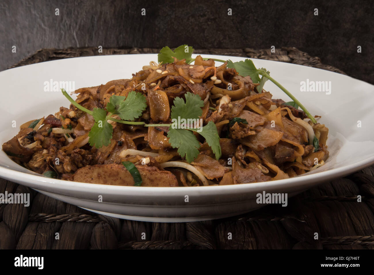 Wok gebratene Nudeln mit Sojasoße auch bekannt als Char Kway Teow und ist vergleichbar mit pad thai Stockfoto