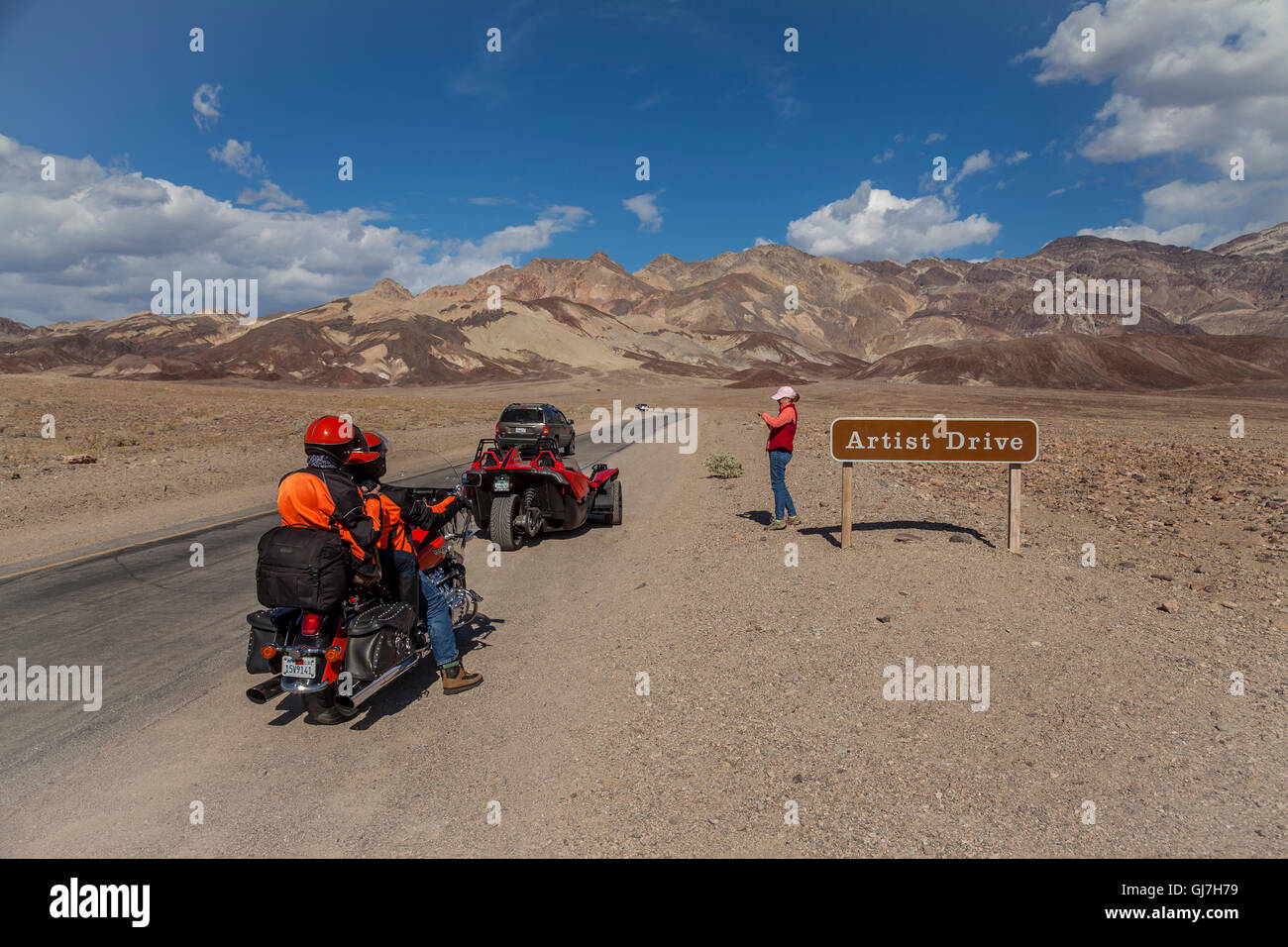 Motorradfahrer fahren auf Artist Drive, Death Valley Nationalpark, Kalifornien, USA Stockfoto