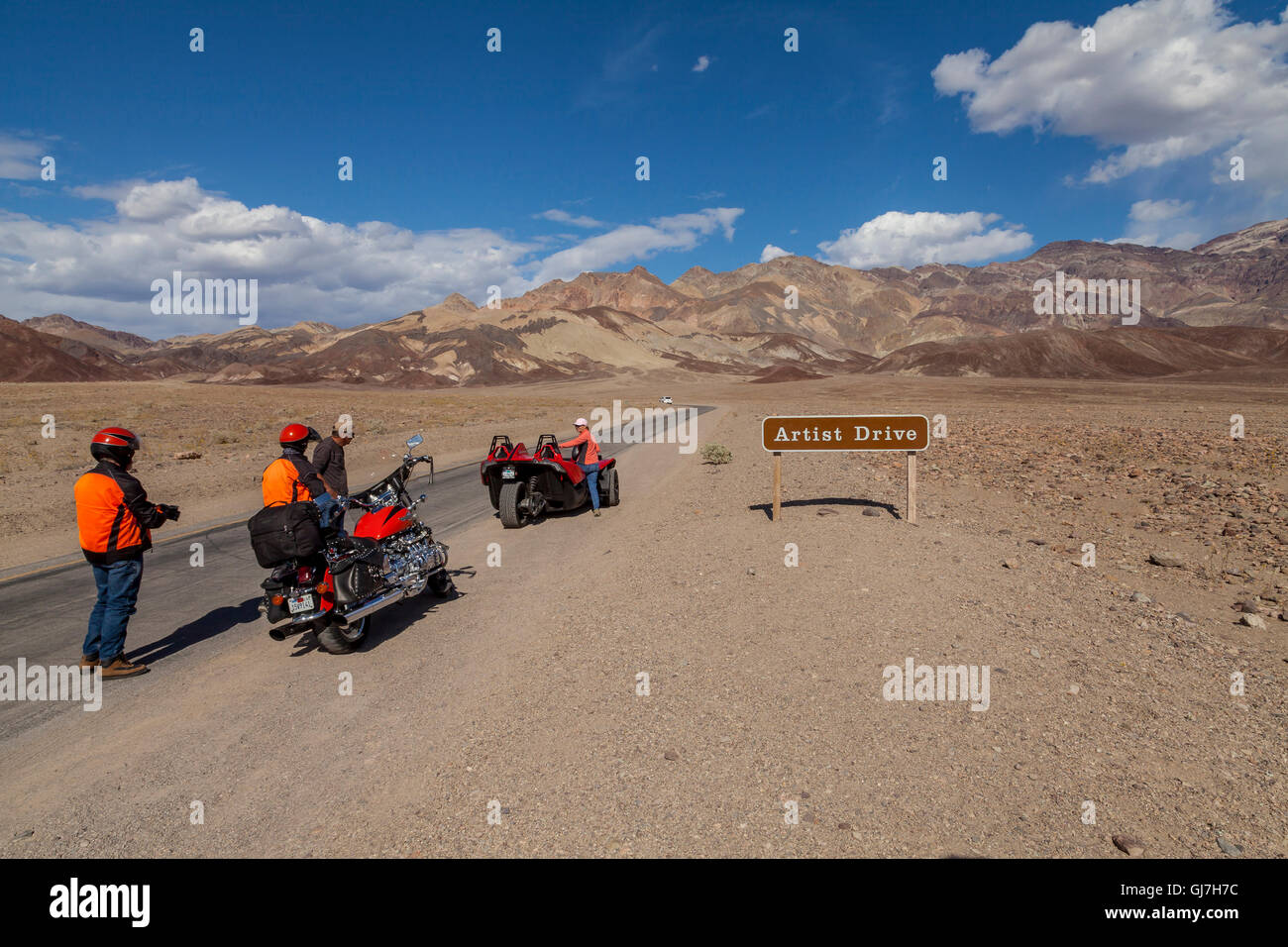 Motorradfahrer fahren auf Artist Drive, Death Valley Nationalpark, Kalifornien, USA Stockfoto