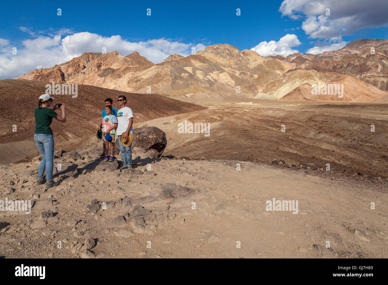Frau die Bilder von ihrer Familie durch die Sedimente und vulkanische Hügel in der Nähe von Palette des Künstlers, Death Valley Nationalpark, Cal Stockfoto