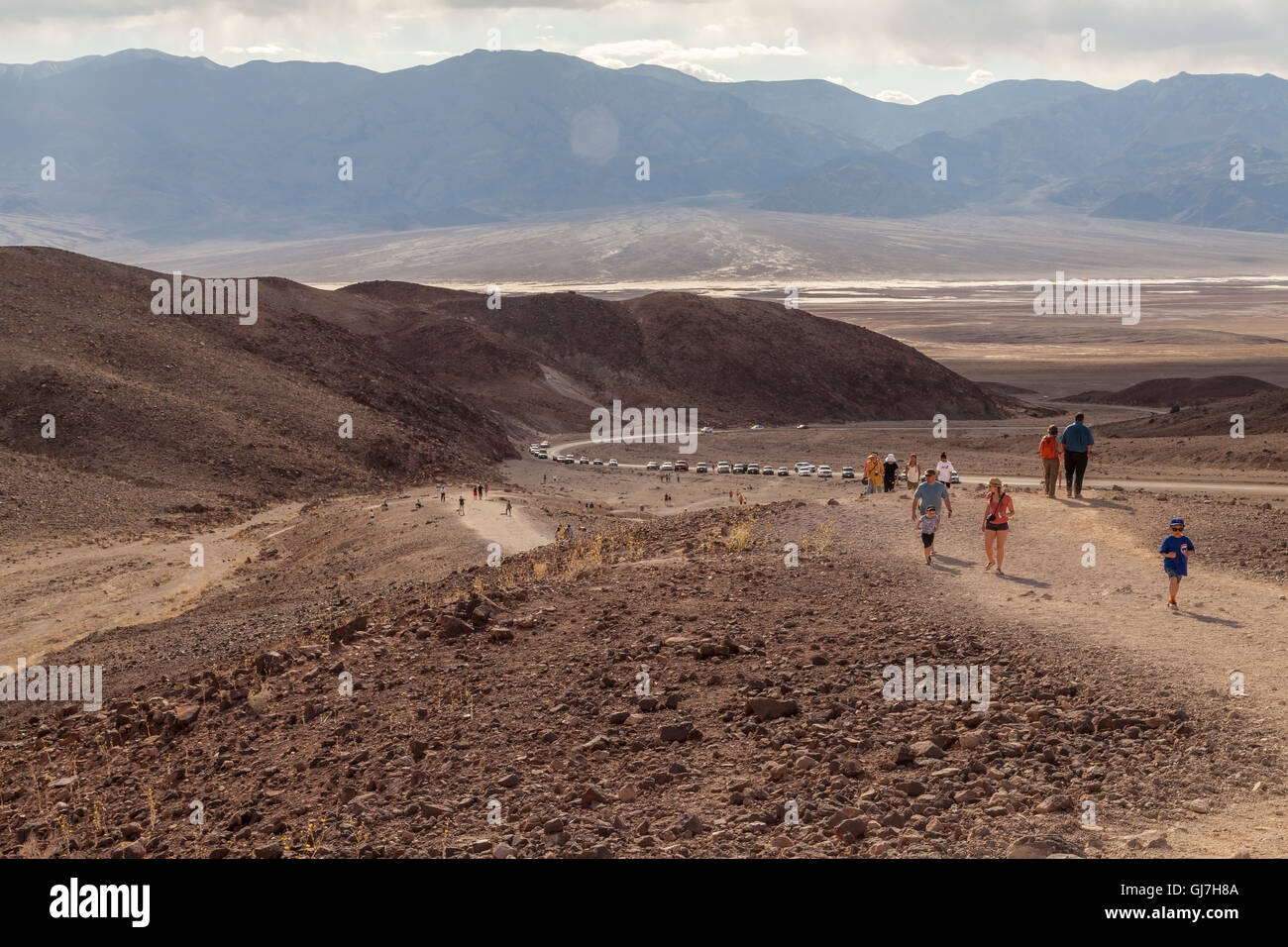 Touristen Wandern bis zu den vulkanischen und sedimentären Hügeln in der Nähe von Palette des Künstlers in Death Valley Nationalpark, Kalifornien, USA Stockfoto