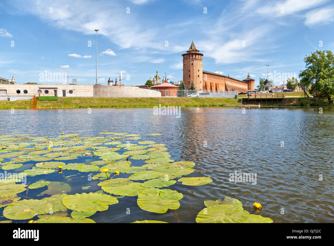 Blick auf Kolomna Kreml-Mauer von Flussseite mit Seerosen auf der Vorderseite, Kolomna, Moscow Region, Russland Stockfoto