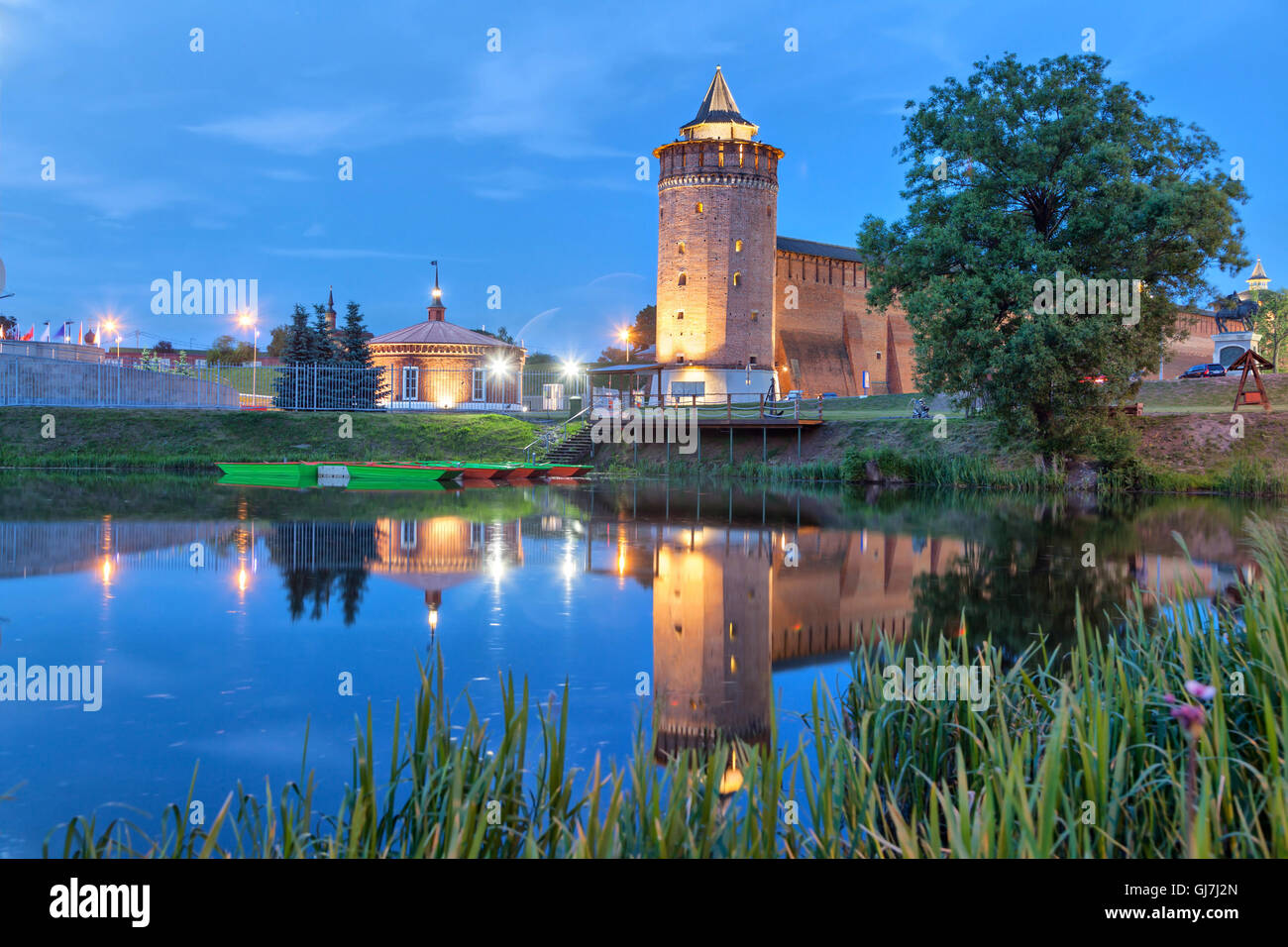 Turm eine Wand von Kolomna Kreml Reflexion im Wasser in der Region Abend, Kolomna, Moskau, Russland Stockfoto
