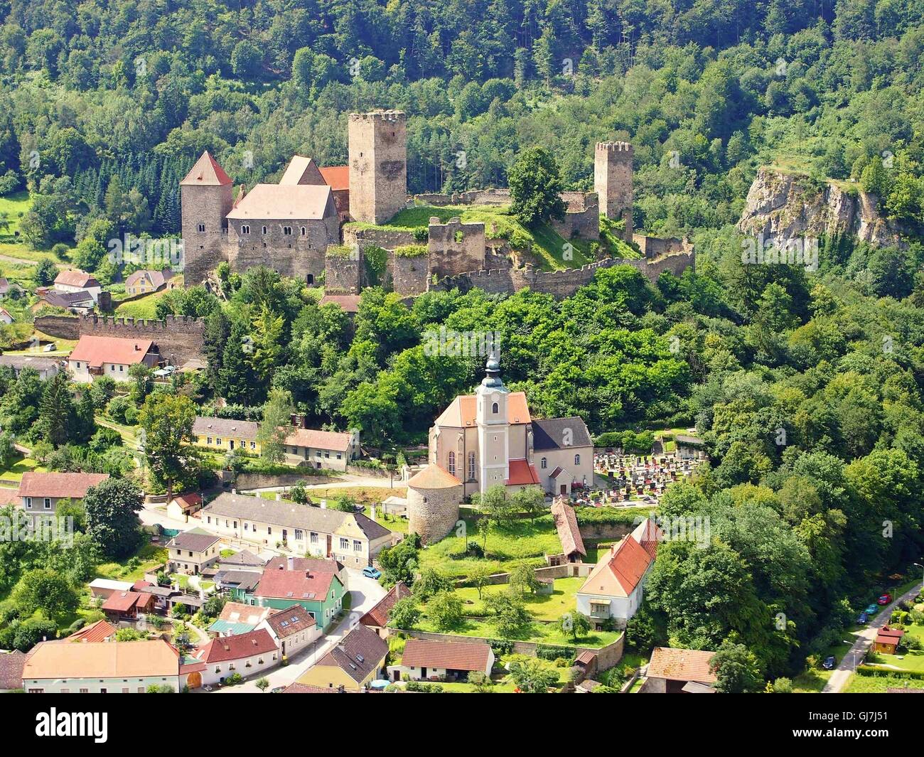 Blick vom Aussichtspunkt am Tal mit Hardegg Stadt und Burg in Niederösterreich. Stockfoto