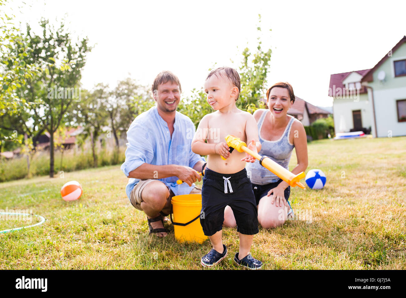 Junge mit Mutter und Vater nach einander plantschen Stockfoto