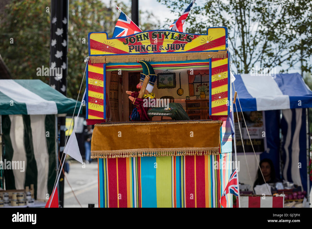 Herr Punch Puppe mit seinen Stock und ein Krokodil an einem Punch and Judy Stand in London Stockfoto