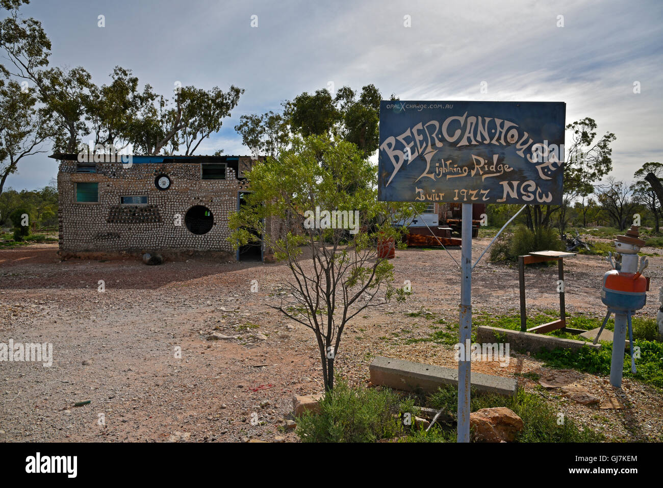 Bier kann Haus erstellt von Bierdosen und Flaschen als ein Bergbau-Zeltlager in Lightning Ridge, ein Opal Bergbaustadt im Outback Australien Stockfoto