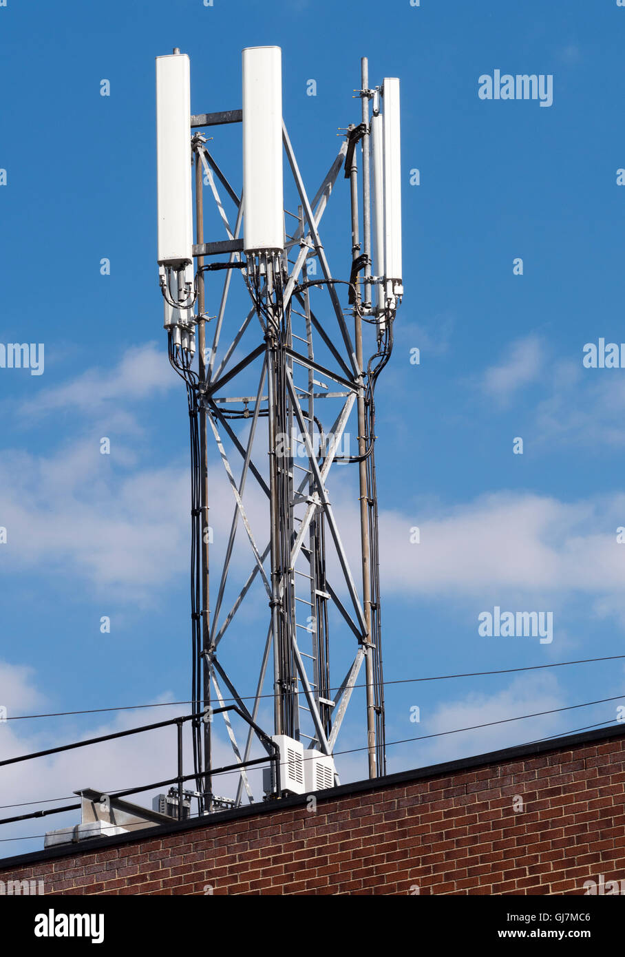 Kommunikation-Antennen - Mast - oben auf Gebäude - Junction Road, Totton, Hampshire, England, UK Stockfoto