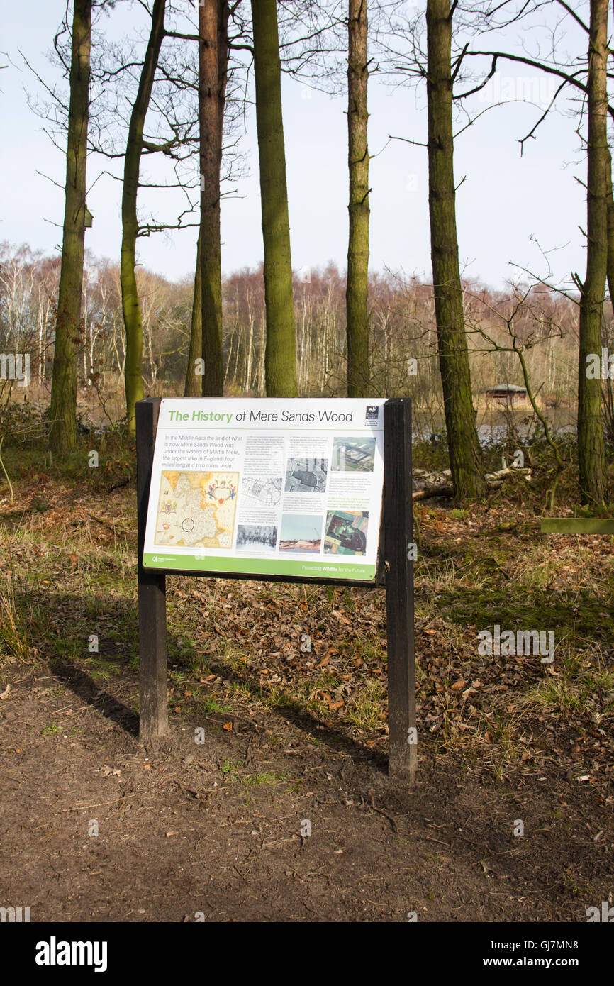 Informationstafel am bloßen Sand Holz Natur behalten, Lancashire, im späten Winter. Stockfoto