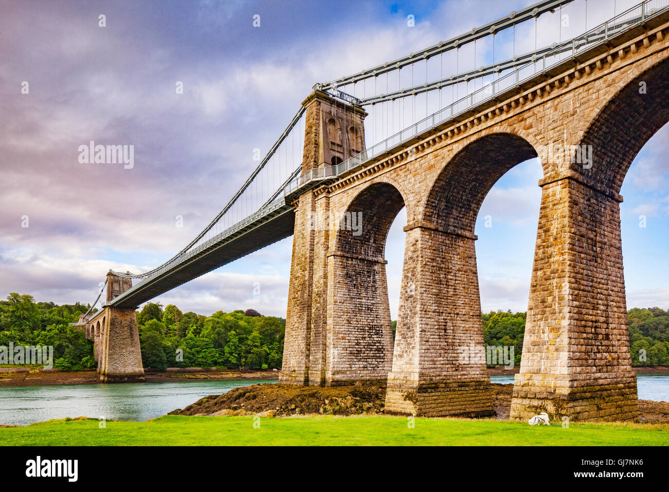 Menai Aufhebung-Brücke, überqueren die Menai Straits, entworfen von Thomas Telford, Anglesey, Wales, UK Stockfoto