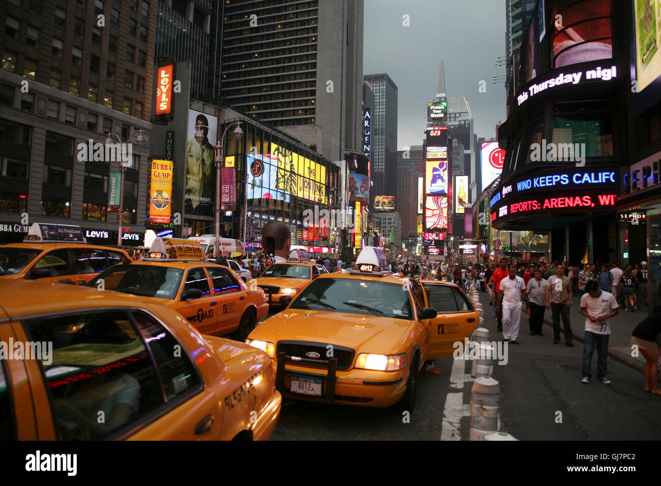 Broadway mit Abend Verkehr und Neon-Schilder Stockfoto