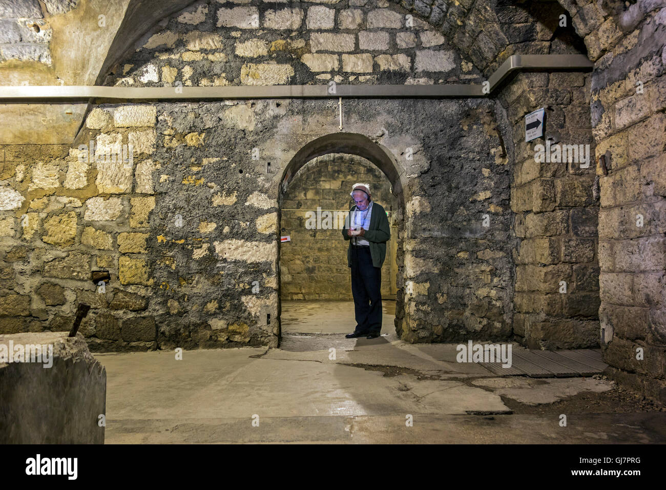 Ältere Touristen mit Audioguide besuchen ersten Weltkrieg ein Fort de Douaumont, Lothringen, Schlacht von Verdun, Frankreich Stockfoto