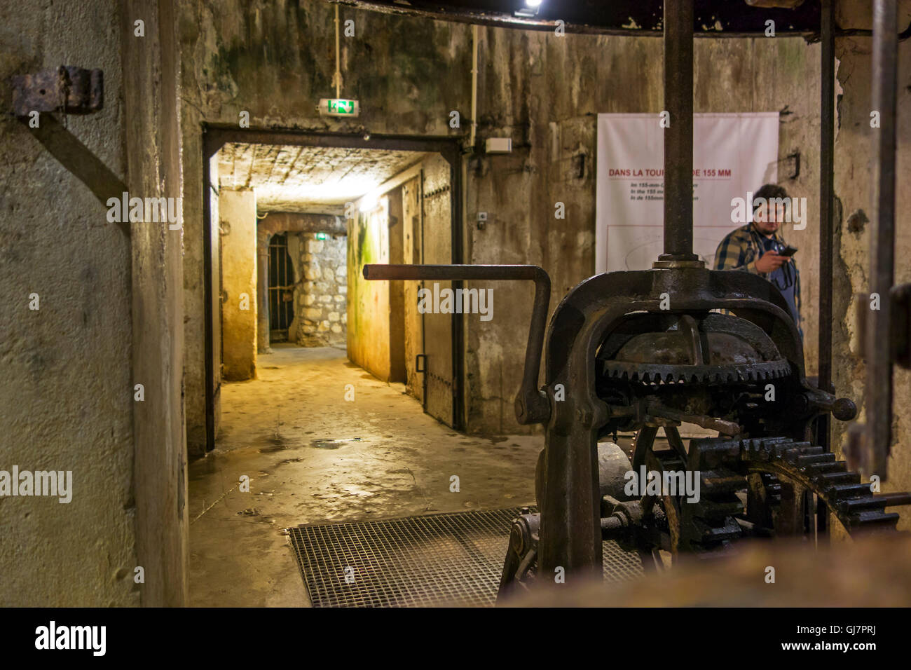 Besucher mit audio-Guide in der 155-mm-Geschütz im ersten Weltkrieg eine Fort de Douaumont, Lothringen, Schlacht von Verdun, Frankreich Stockfoto