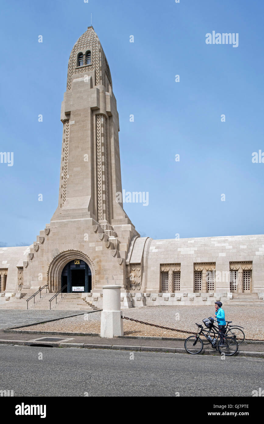Radfahrer vor das Beinhaus von Douaumont für ersten Weltkrieg eine französische Soldaten starben an Schlacht von Verdun, Frankreich Stockfoto