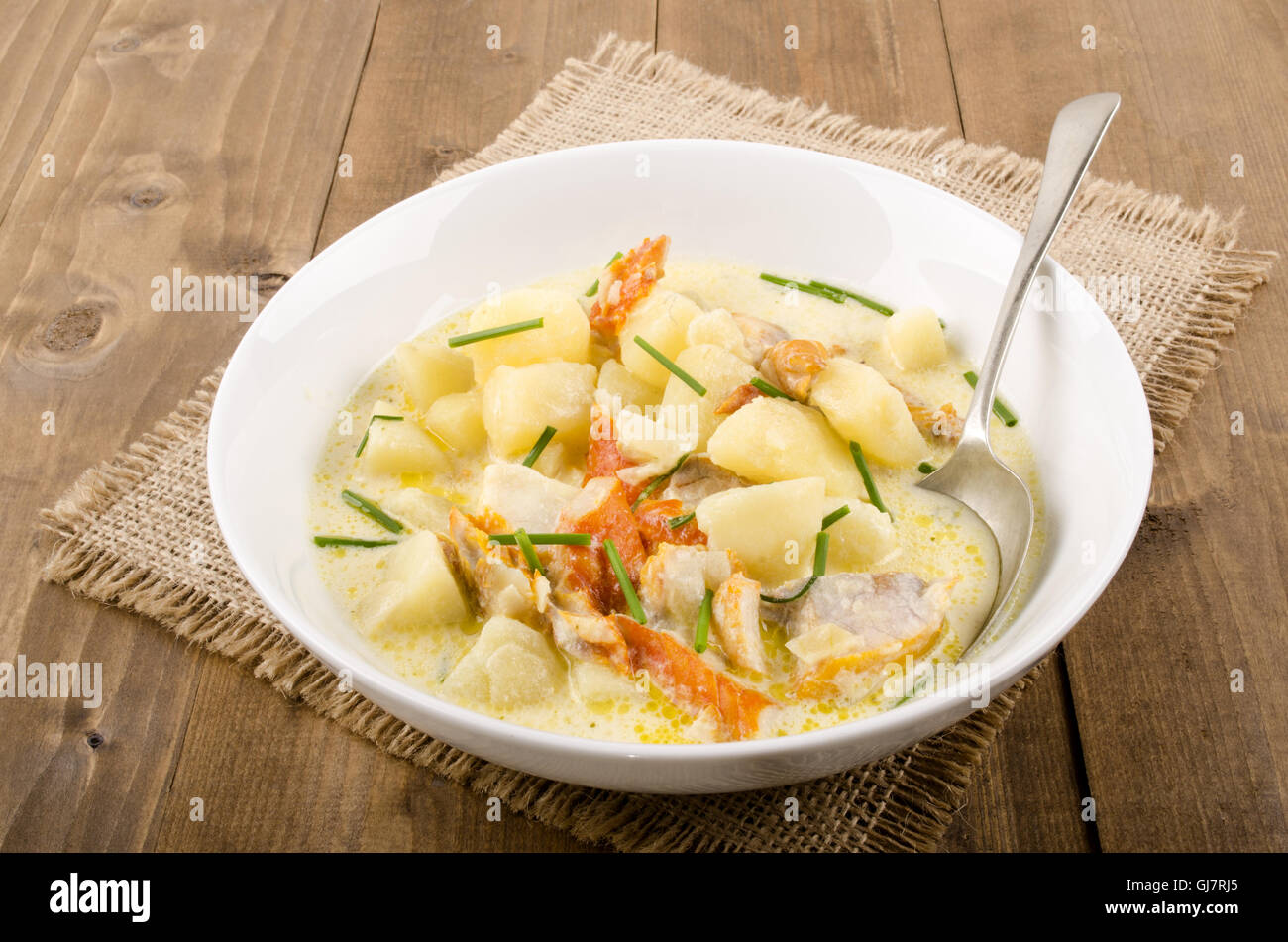 Cullen Skink, machte schottische Suppe aus geräuchertem Schellfisch, Kartoffeln und Zwiebeln Stockfoto