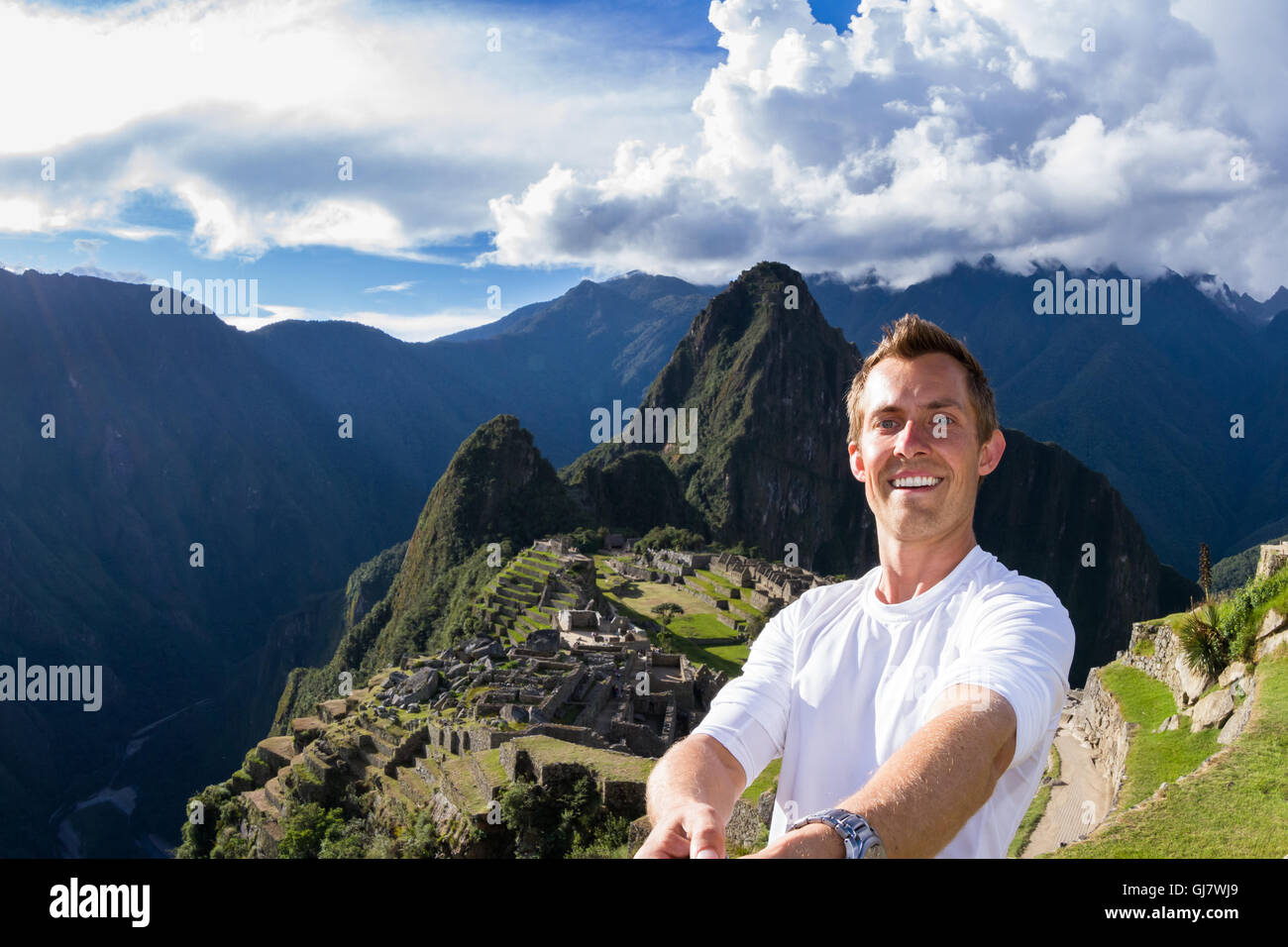 Machu Pichu, Peru - Mai 16: Junger Mann unter einem Selfie mit Machu Pichu im Hintergrund. 16. Mai 2016, Machu Pichu Peru. Stockfoto